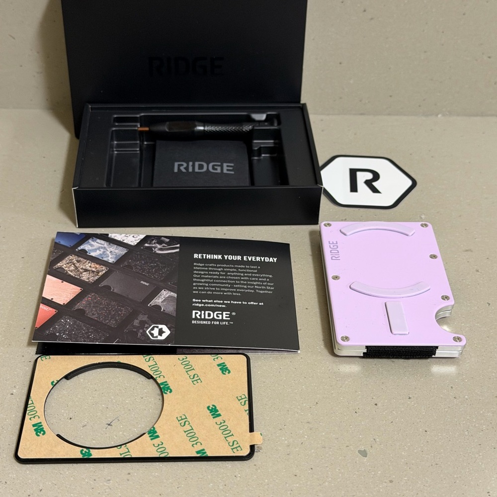 Ridge Wallet MagSafe-Compatible card holder in Lavender